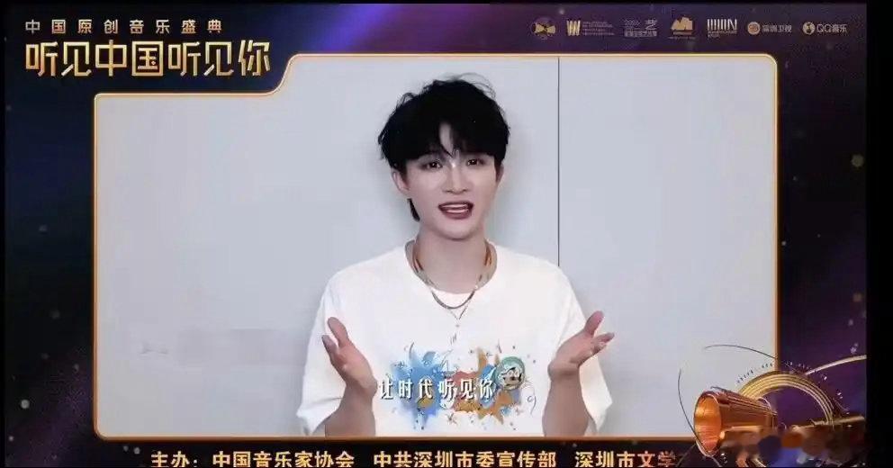 🎤听见中国听见你原创音乐盛典嘉宾官宣倒序海报藏着艺人咖位：周深压轴，雷佳第二。海来阿木位次飞升，胡