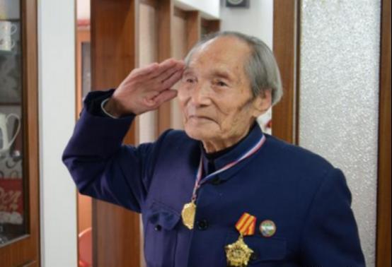 1943年，为了阻止日军增援，黄埔生朱学明带着重机枪爬上屋顶，对着桥头就是一阵扫