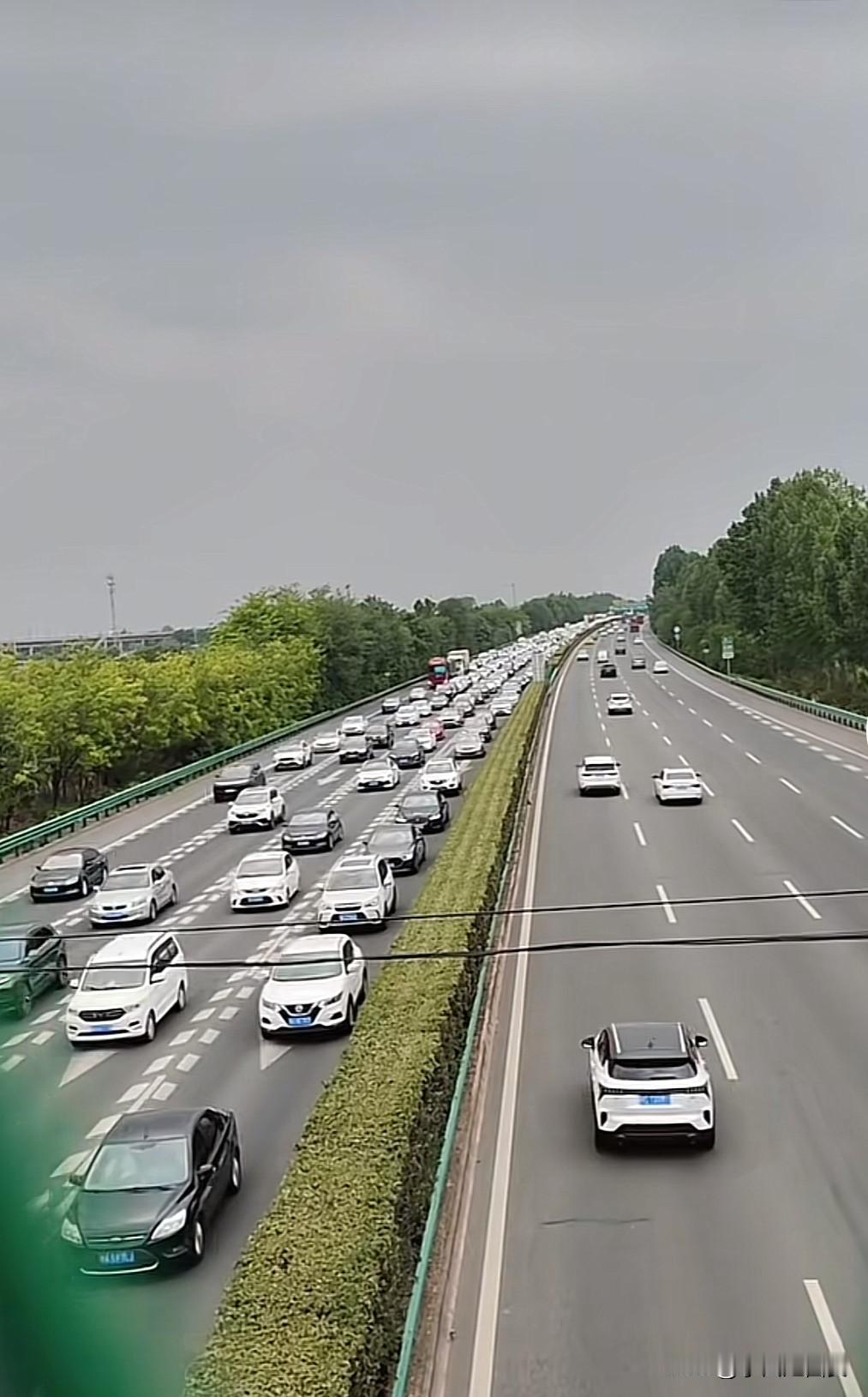 这是5月4日下午17时G30连霍高速武功往西安方向的车流，双向八车道的连霍高