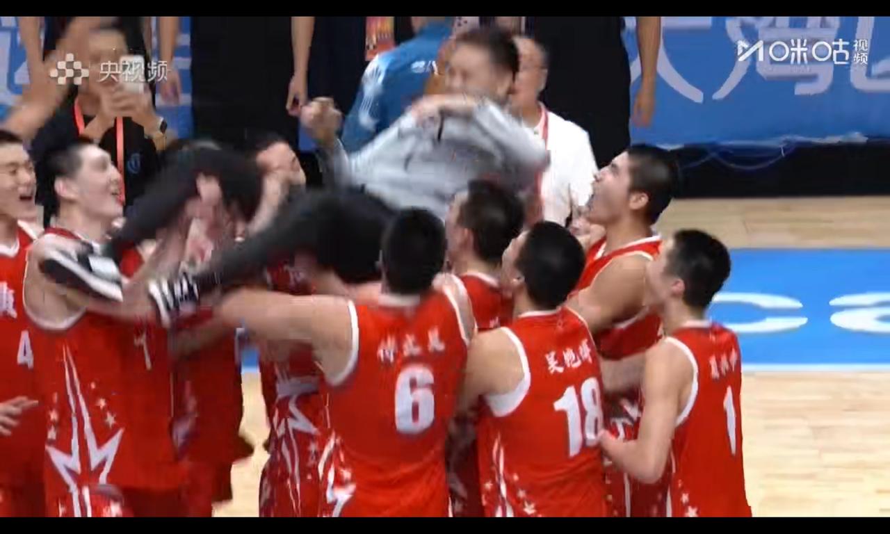 广东主教练高兴到飞起来，赢家怎么样庆祝不过分，比赛就给足胜利者嘚瑟的资本全运