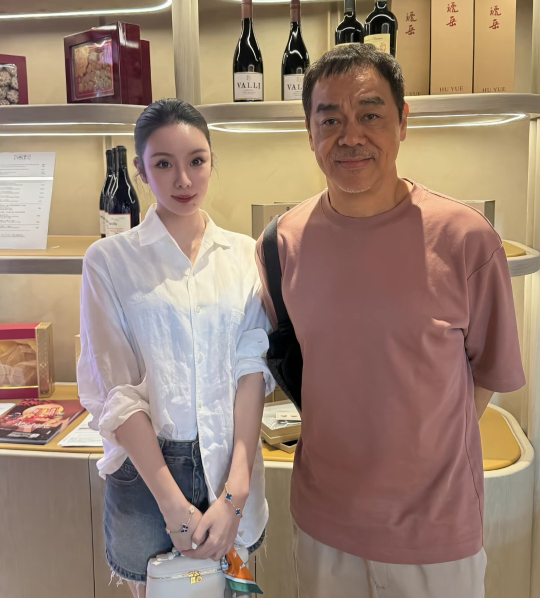 62岁刘青云在香港跑马地一家高级餐厅吃饭被偶遇，他穿着休闲服，背着帆布包，脸上没有化妆，皮肤黝黑，整