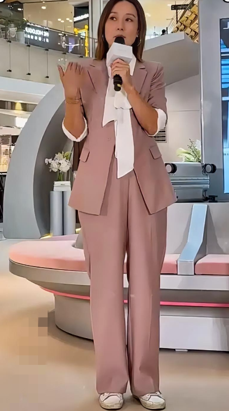 马伊琍换了一个发型出现在上海，要不要过去看看她
