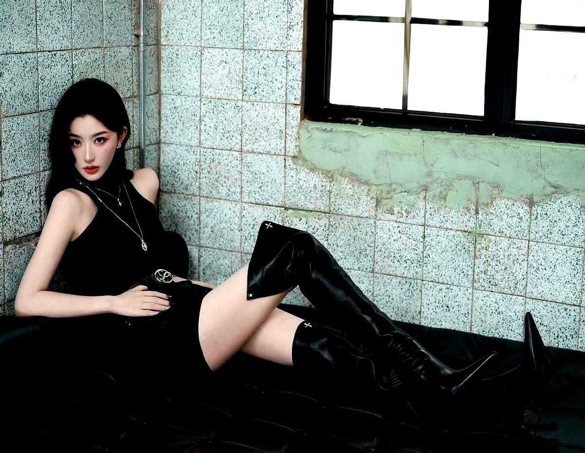 孔雪儿那身衣服，看来看去，最绝的还是那双过膝皮靴。尖头细跟，靴筒直接包到大腿