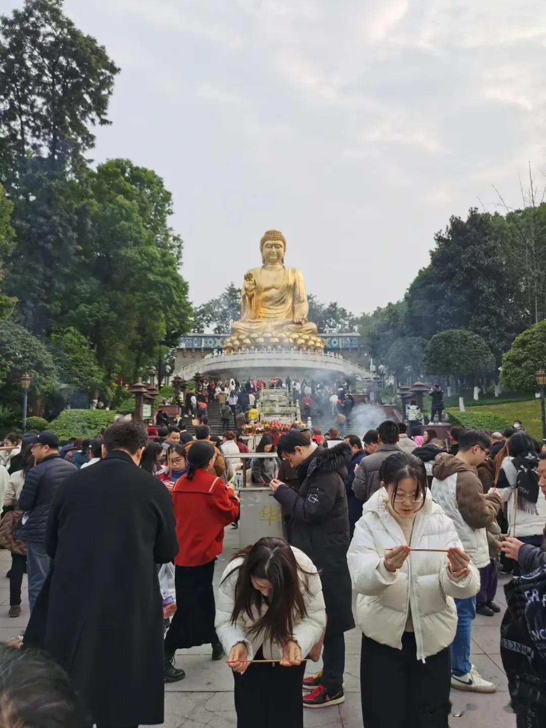 重庆旅游这么火，为什么没有成都“赚”钱呢？这些天，不管是成都也好还是重庆也罢，那