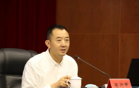清华硕士”毕业的县委书记陈行甲，语出惊人：“我当巴东县委书记，工资5100元。贪