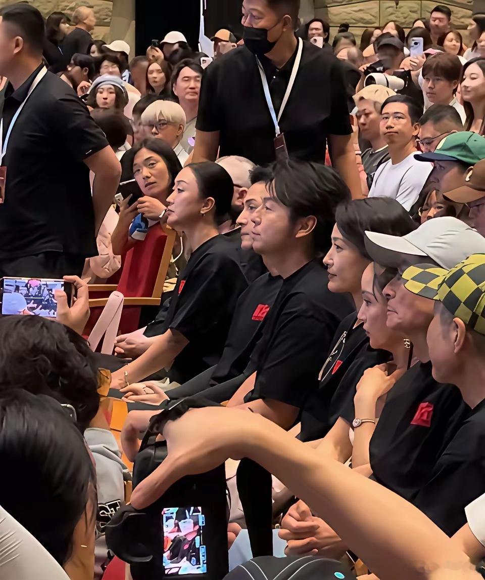 冯小刚新片《抓特务》首映礼，半场座位空着，坐着的全是记者。主演雷佳音、胡歌站台上