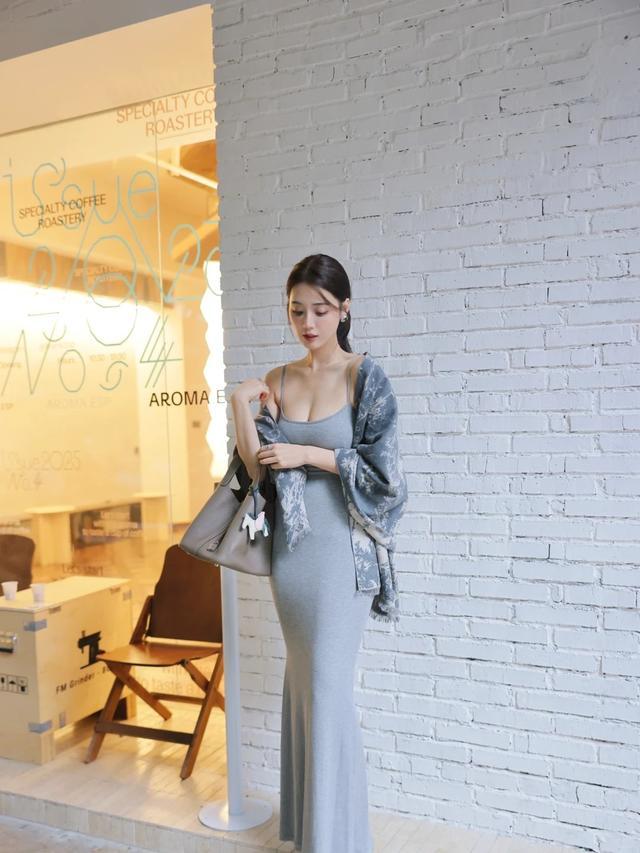 优雅灰裙搭配，咖啡馆里的时尚气息