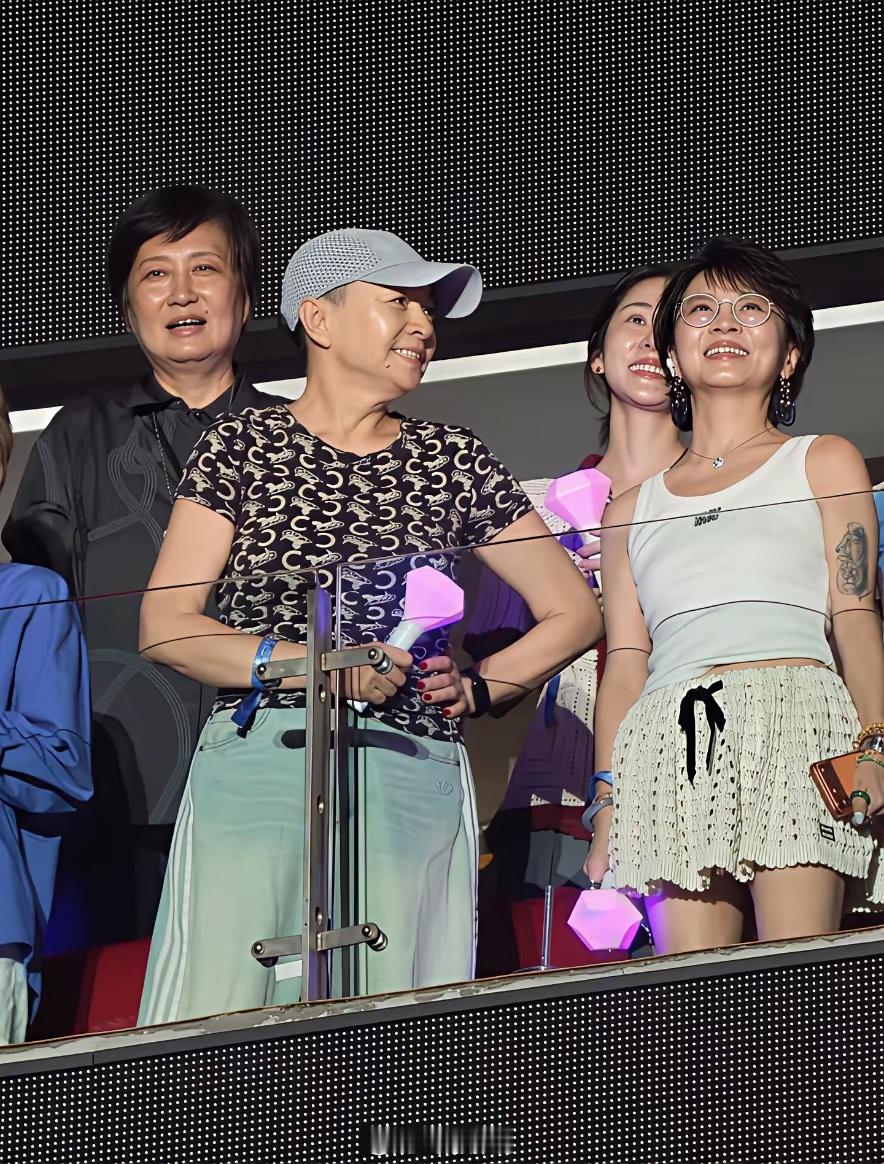 65岁宋丹丹去支持好友那英的北京演唱会，她坐在贵宾区，手里拿着荧光棒，像个小女孩