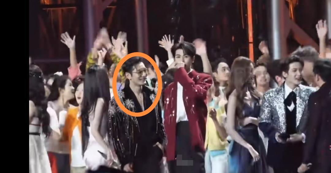 张凌赫官方身高一米九，本就已经够出挑了，可还是有不少人质疑他的身高，说他顶天也就