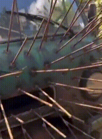 俄乌前线，俄军展示了一辆被他们改装成“刺猬”的面包车。车身通体都焊接上了密密麻麻
