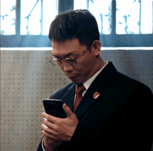 全网都在喷张译，太猥琐了！我觉得不能这样看，这可能正是他的高明之处。最近张译