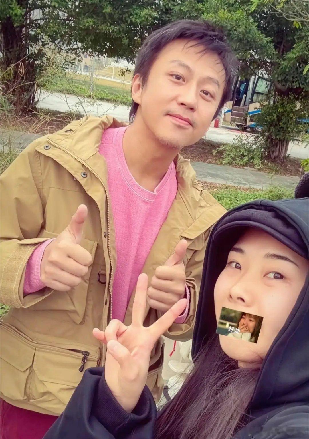 近日，邓超在广东逛街被网友偶遇，他头发花白，面容疲惫，与荧幕上的形象差距较大。