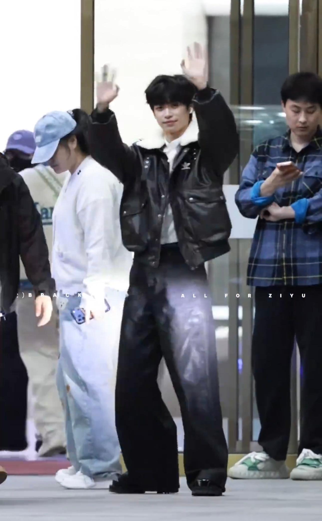 梓渝杭州音乐节出发路透，小梓渝的毛领皮衣look，满分奶酷感的梓渝，好好在舞台上