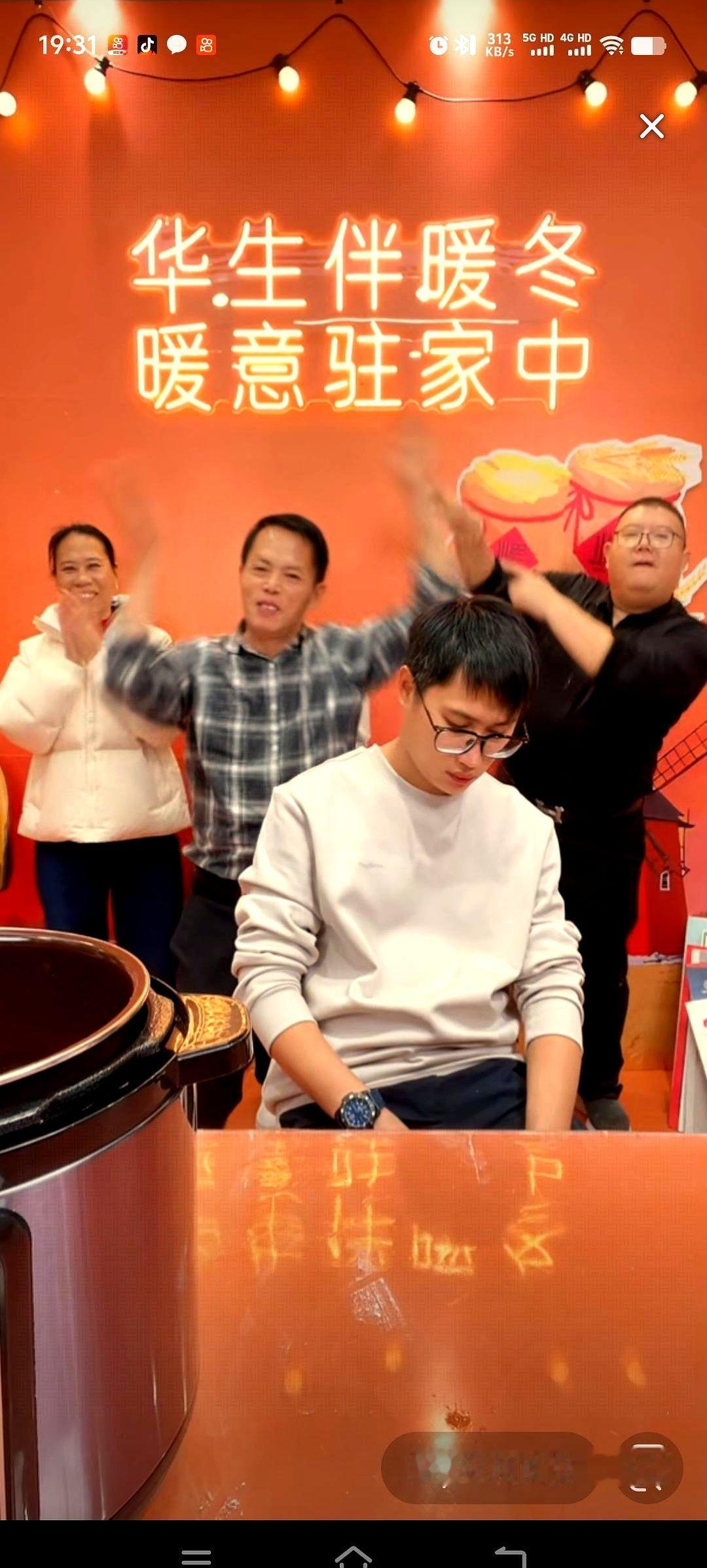 我真服了某些网友的脑洞！现在网上吵翻了，有人说梁志辉在直播间低头沉默是摆脸子