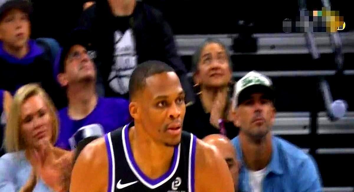 威少不刷数据了，改当救火队长。出手少了，抢断多了，更衣室话也多了。冰浴加练，