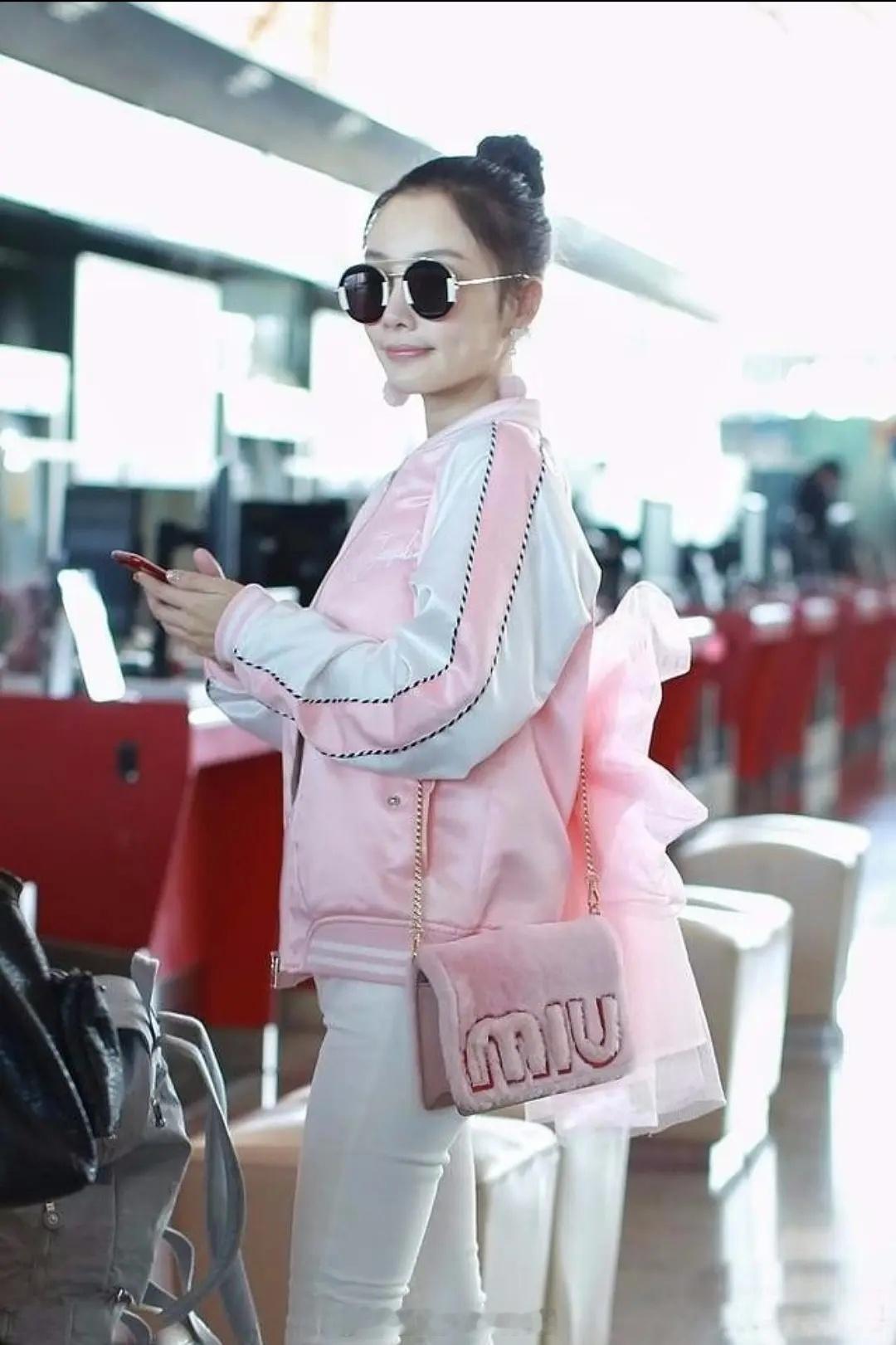 李小璐不管年龄多大还是会保持自己的少女心，机场何穗看到李小璐的眼神亮了哈哈哈哈哈