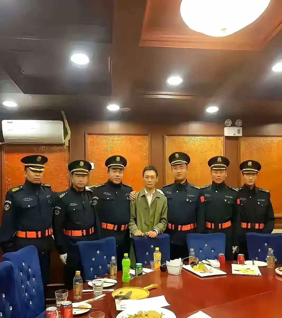 影帝和保安兄弟们合影！