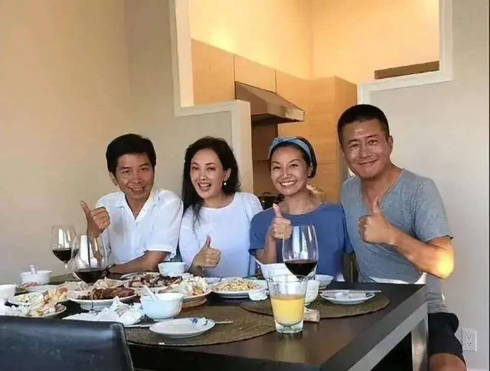 演员牛莉家庭旧照曝光，丈夫看上去很普通，一看就是老实人