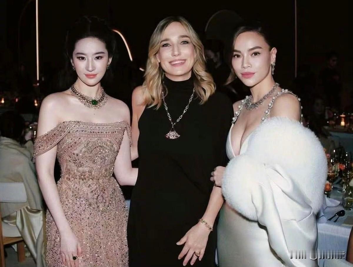 三个人同框照片，发出来剩两个。第三个人是谁？越南女星胡玉荷。动手裁人的是刘亦菲