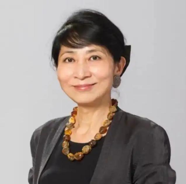 她当选香港立法会议员后突然"变脸"，不但拒绝唱国歌、拒绝使用中文在议会中发言，公
