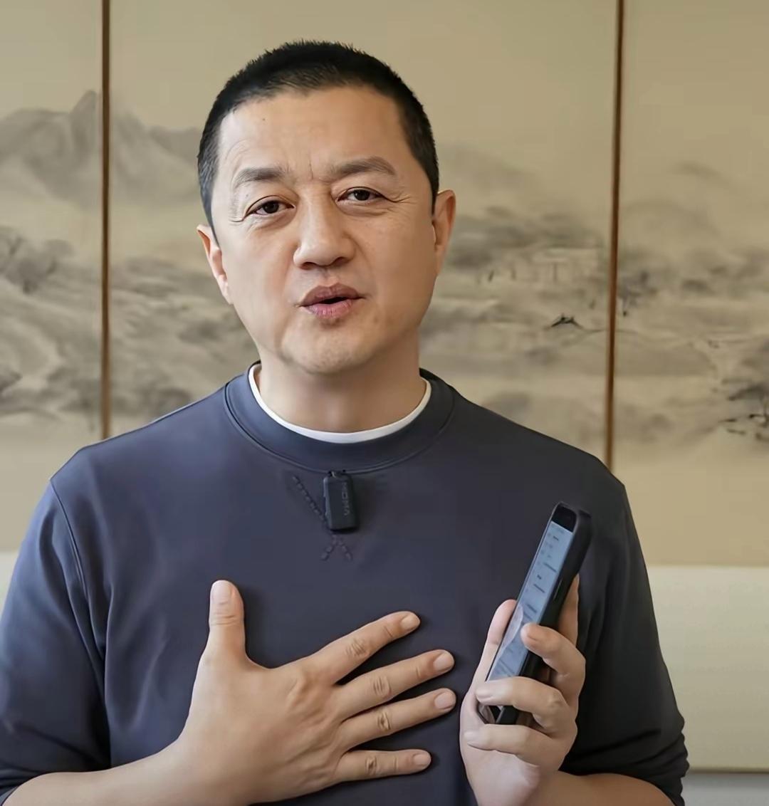 直播里主持人问李亚鹏，除了茶还能卖点别的吗。李亚鹏愣了一下，反问回去，你说让我