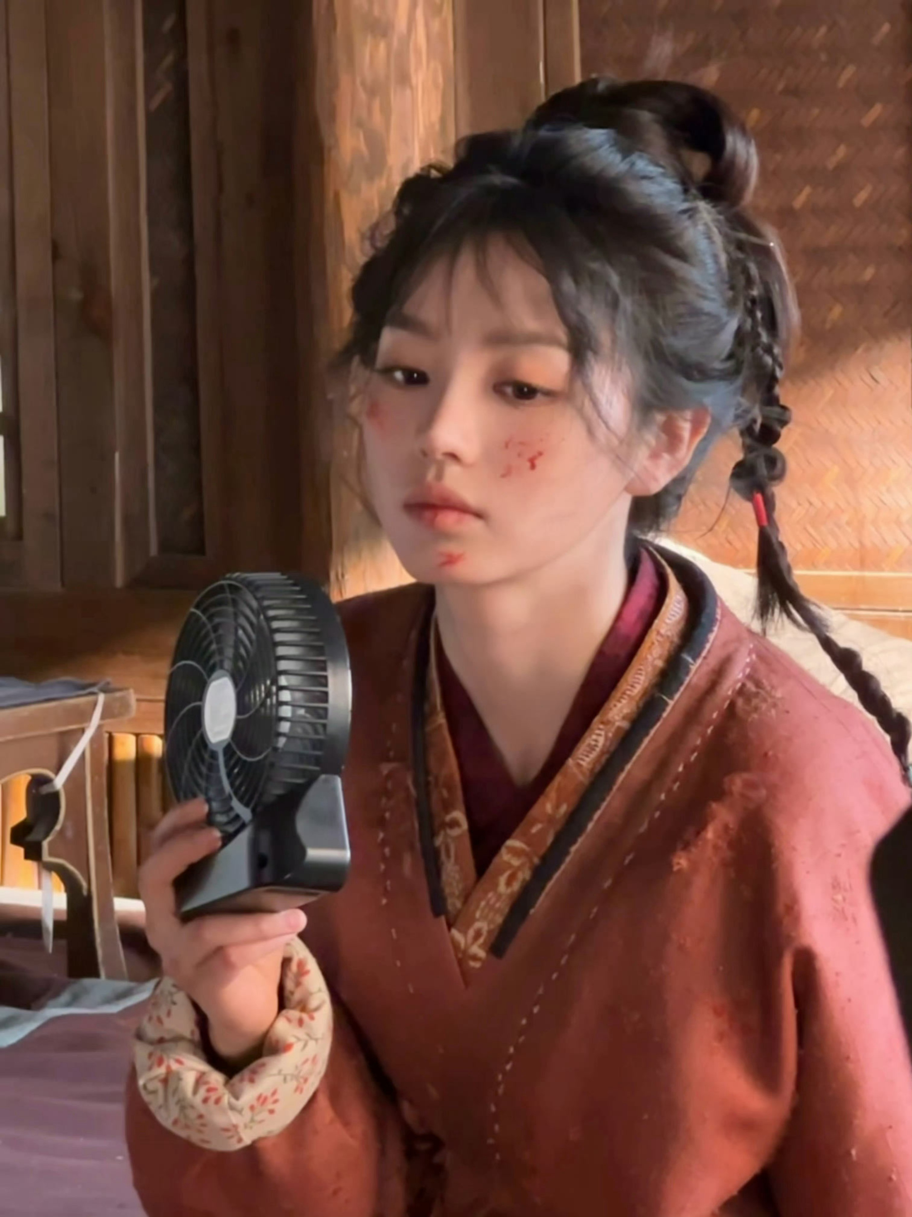 田曦薇cos小花猫樊长玉受伤版田曦薇cos小花猫，受伤的樊长玉让人好心疼啊