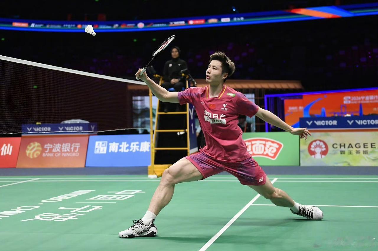 石宇奇横扫晋级亚锦赛决赛，这场对决藏着太多看点羽毛球亚锦赛男单半决赛，石宇奇