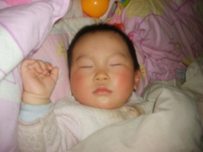 孩子喝它会影响智力, 但是还有家长却喜欢逗孩子喝