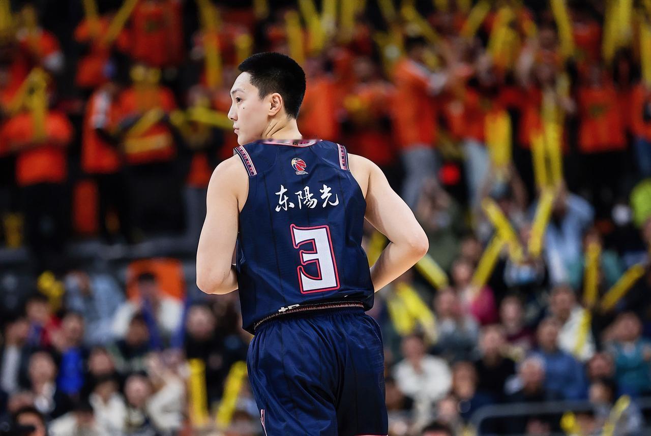 朱芳雨：杜指导，有点众神归位的意思啦？？杜锋：就差小崔和麦考尔了，就是不知道小