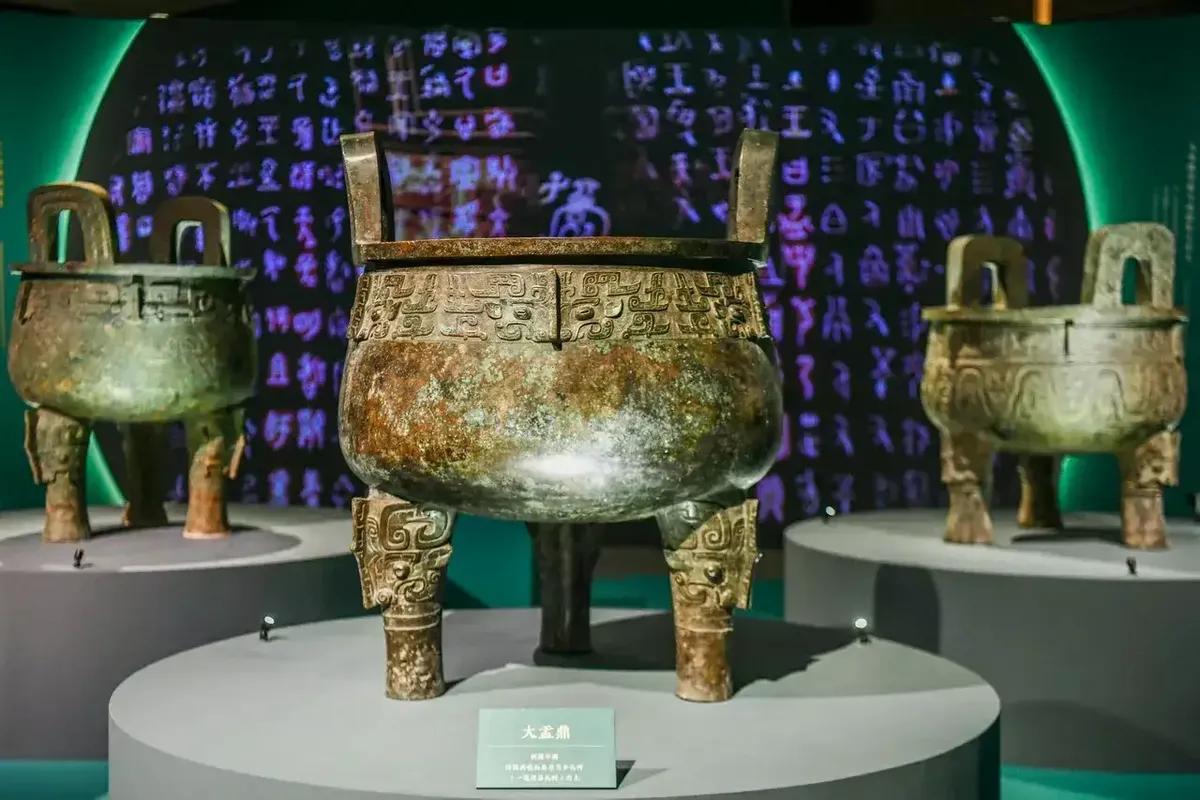 1925年，苏州豪门潘祖年重病，寡居的孙媳在旁侍候。看着只有18岁的孙媳，潘祖年