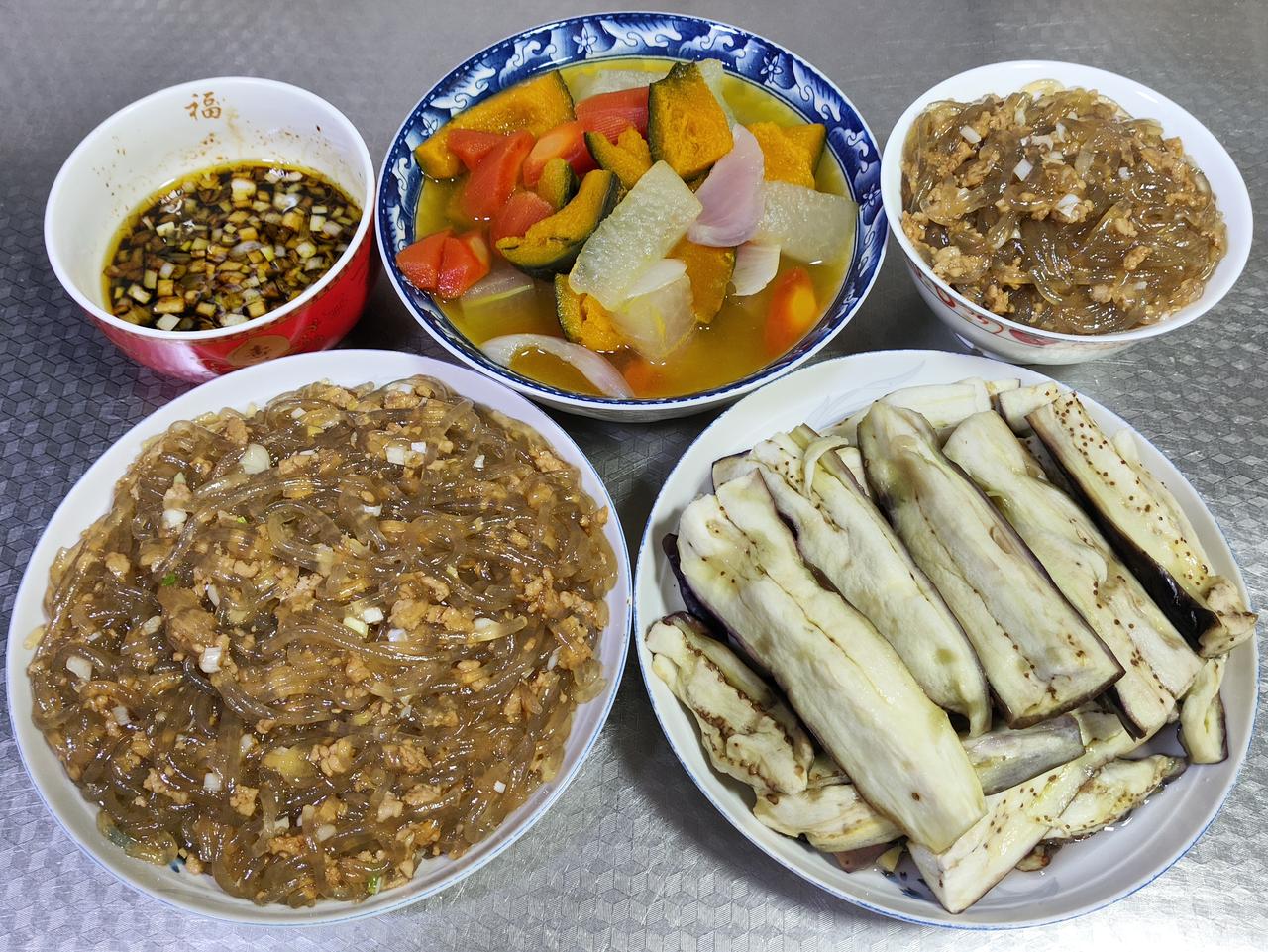 六月二日家常午饭，有肉末炒粉条油润入味，粉条裹满肉香；一碗杂蔬汤炖得软烂，南瓜、