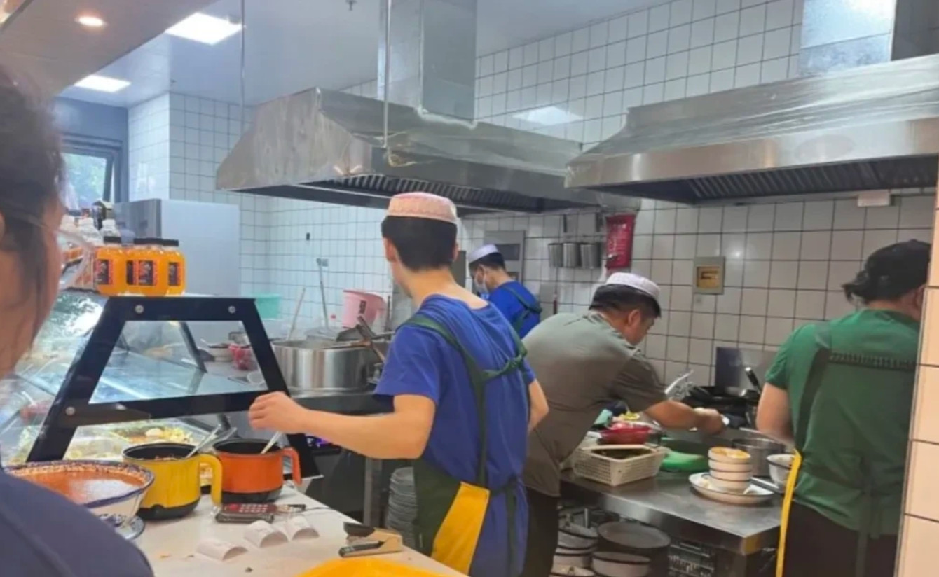 9元拉面加料被辱事件：对某些拉面店的失望与呼吁最近，女生在拉面店吃9元拉面想加