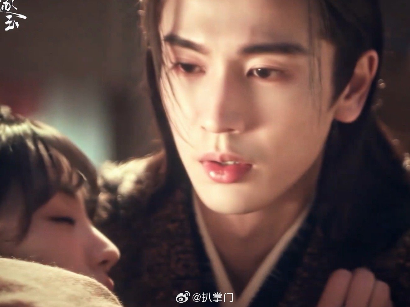 张凌赫回吻田曦薇哈哈哈哈噗田作之赫的吻戏。就这么水灵灵的又来了，田曦薇饰演的女