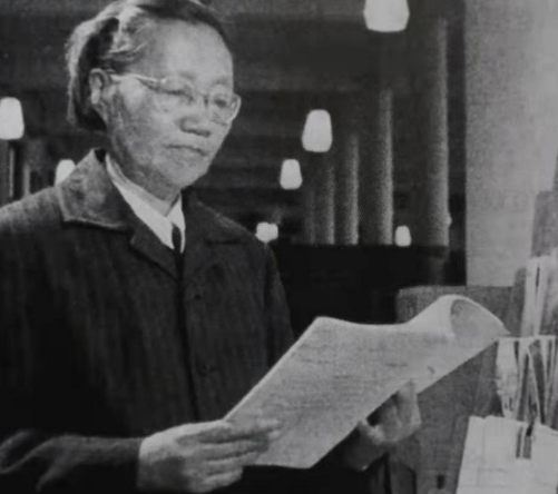 1964年4月，邓小平视察兰州，在一处工厂的角落中默默工作的一名女工却吸引了他的