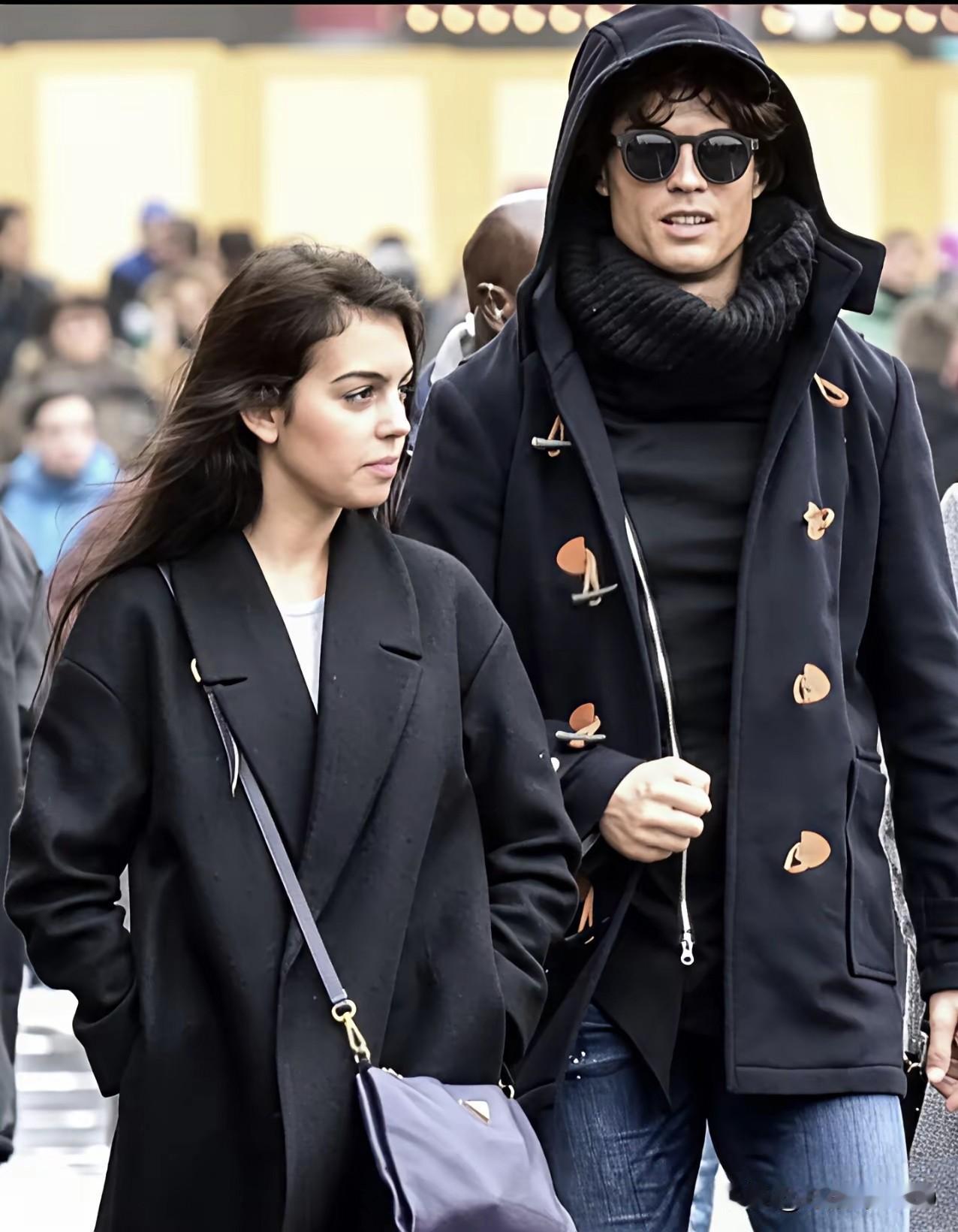 原来年轻时的乔治娜也是一个单瘦的女孩，穿宽松的外套感觉她的身材特别的好，现在的乔