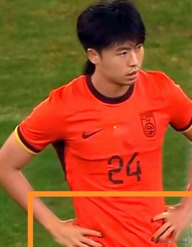 国足球员美甲惹众怒！球迷痛斥：赛场表现不行，指甲倒先“职业化”了