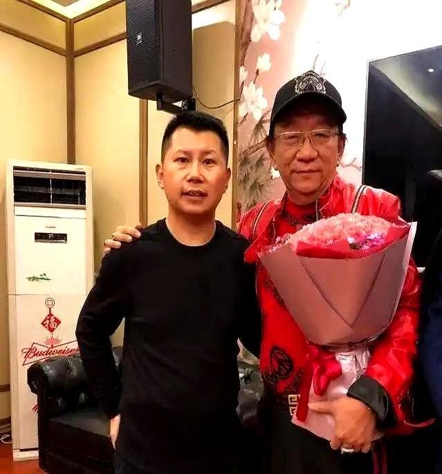 那扇窗户，侯耀华掏了十四年。直播里一提，嘴角耷拉。何云伟那头，鼻子里哼出声：