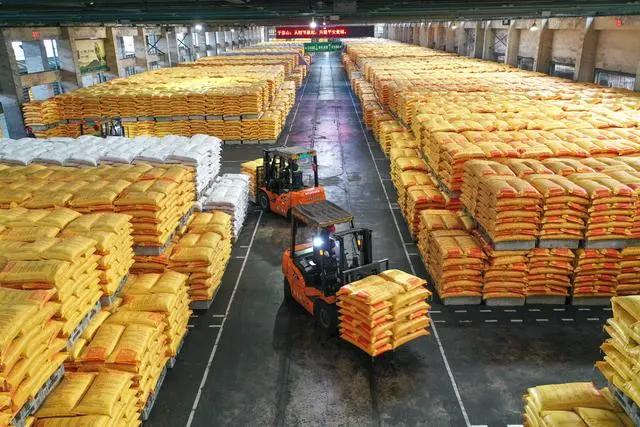 菲律宾急了！找美国没用，转头低头求中国，中方一句话让他安心3月18日，路透社