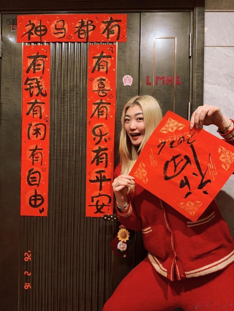 一身红衣难掩退役倒计时！李梦今年退役已成定局！春节来了，李梦也在社交媒体上发