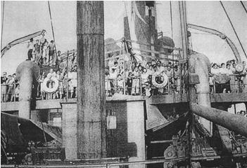 1946年11月，最后一艘遣返日本人的轮船开船前，负责遣返的李修业将军登上甲板，