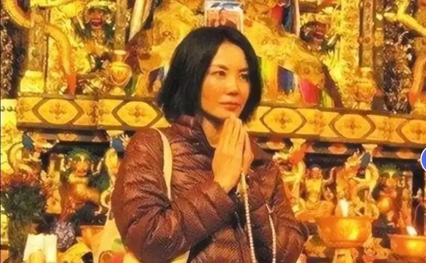 谢霆锋每天睡4小时撕开商业版图，王菲在京都禅修，刚陪女儿逛完巴黎。这对情侣