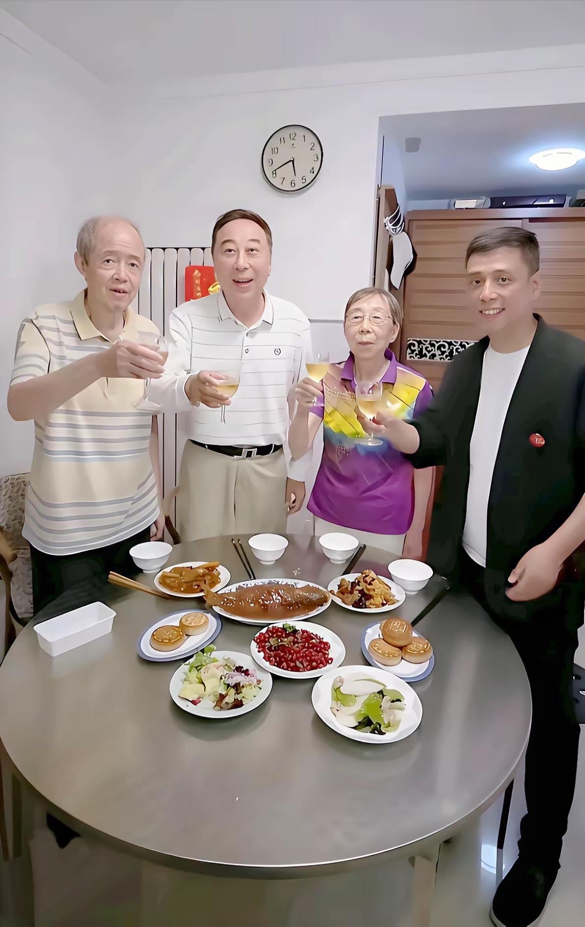 看到一张照片应该是冯巩的“家宴”吧看过之后，只能感慨：真是“全家人共用一张脸