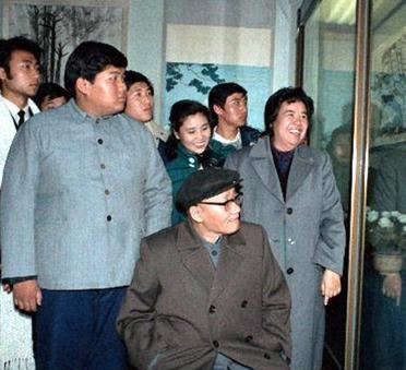 这是毛主席诞辰九十五周年，毛岸青与家人一起参观毛主席纪念堂里的书画展。毛岸青身后