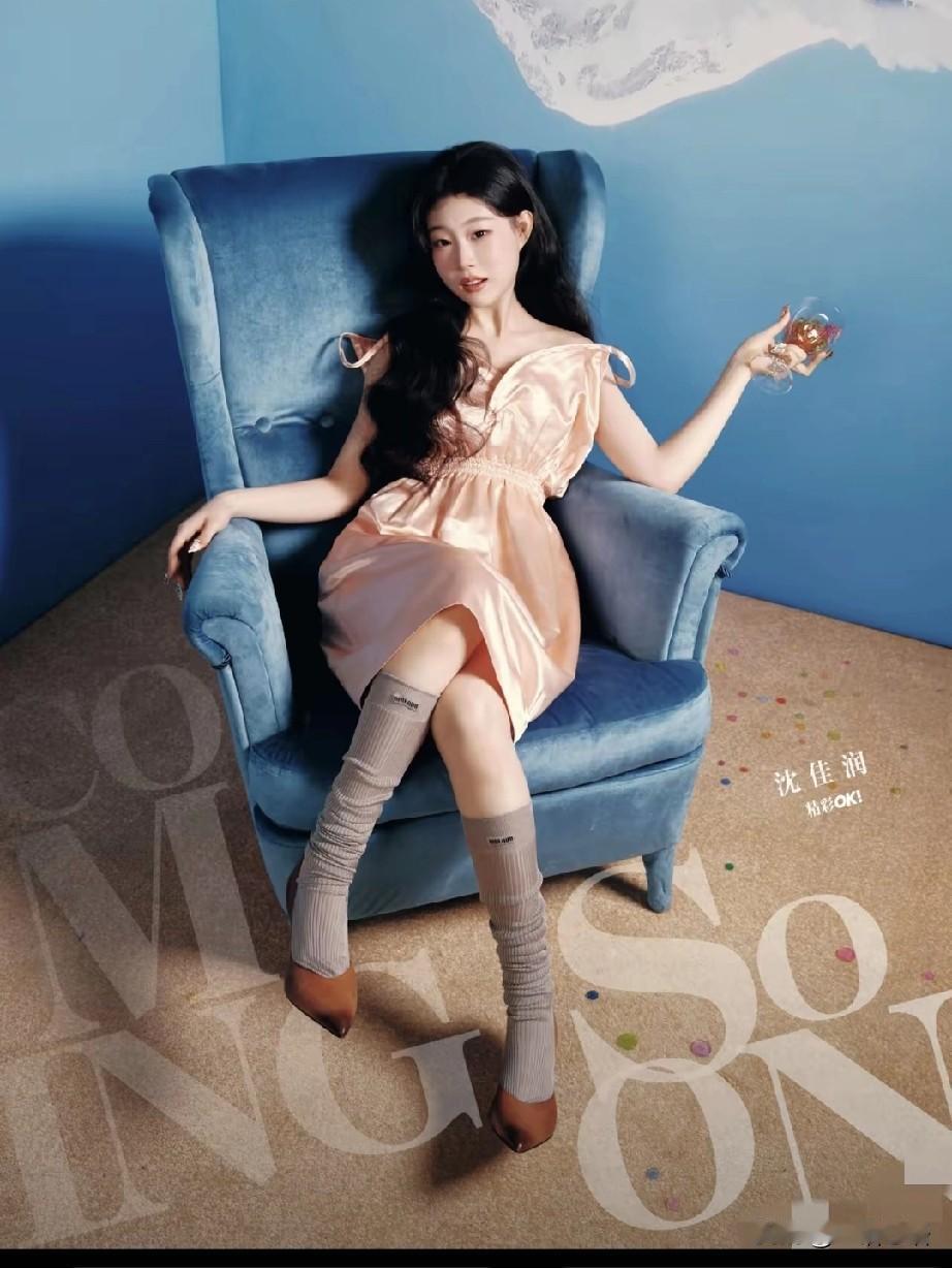 小沈阳的闺女沈佳润上封面了！沈佳润长的像小沈阳，身材比她妈妈要高，也苗条。女