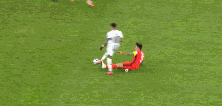 张琳芃背后铲倒林加德，两人发生肢体冲突，各吃一张黄牌。