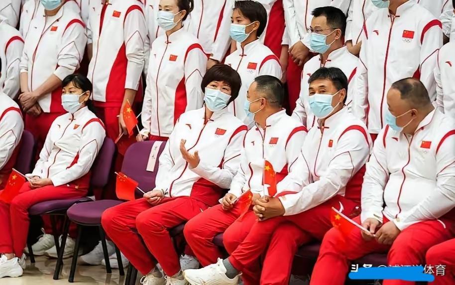 事就是这么有意思，这么讽刺这张东京奥运会出发前的合影在前排坐在一起的大腕，跳水