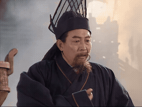 在三国故事的开端与快要结束时，两位重臣身着官服，伫立望天。王允看到的是云开日出，