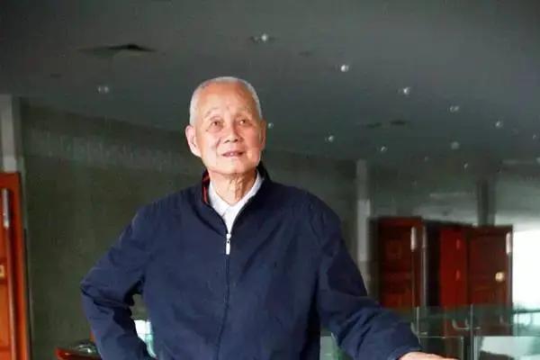 他是温州市第一任市长，59岁任温州人大主任，官至正厅。任职期间，他大力支持民营经