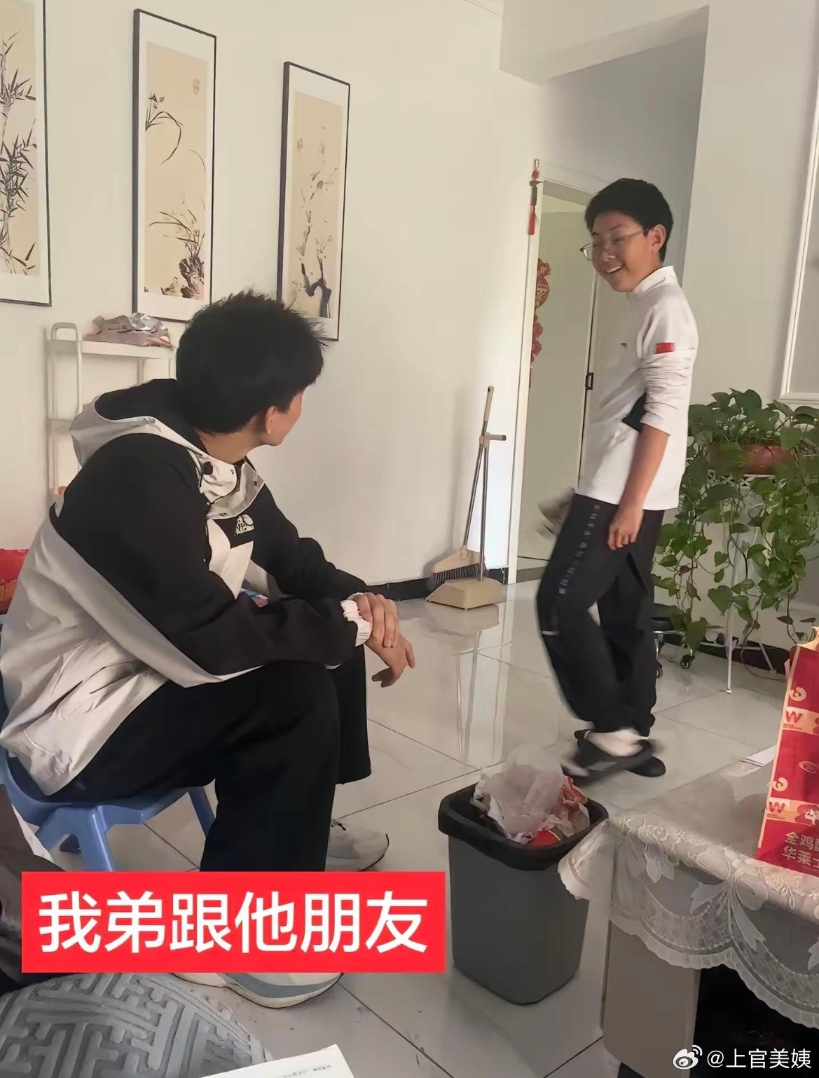 现在同龄小孩的身高差距都这么大的吗哈哈哈哈哈哈哈​，我娃一直全班最高，她和她的