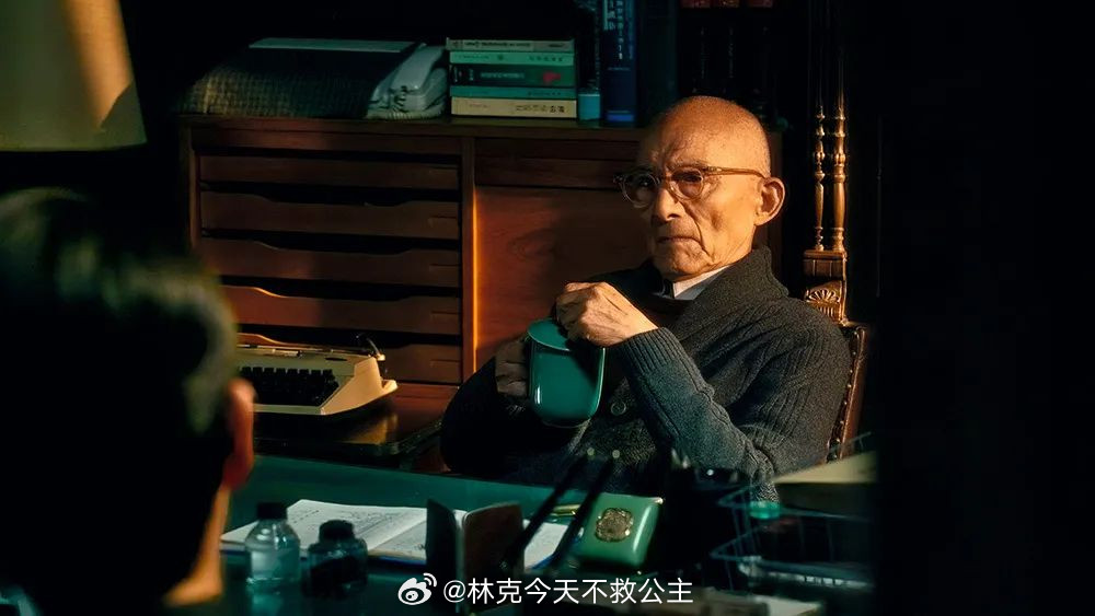 很多人记住他，是那个拿着破扇、笑看人间的“济公”；后来《繁花》里的“爷叔”，又让